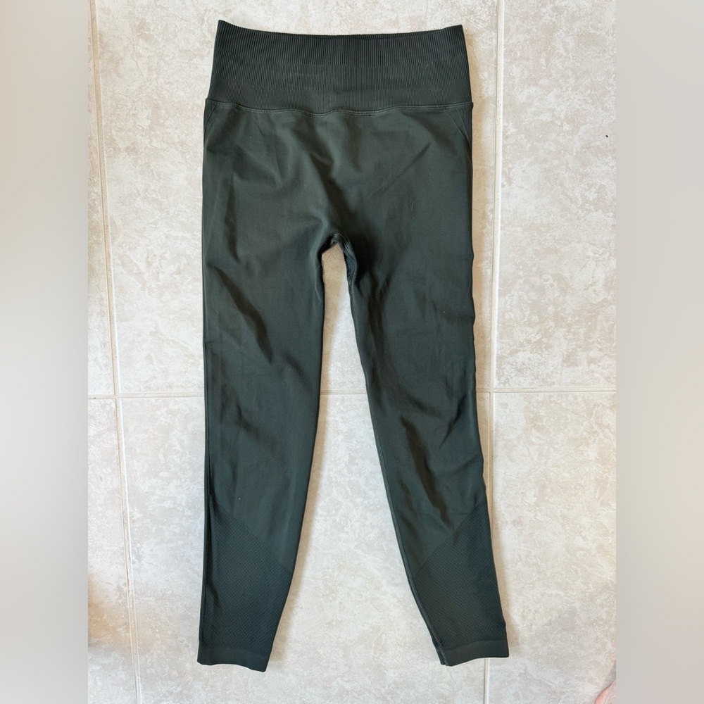 Lululemon Green Leggings, great condition size 6
